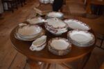 Starožitný prvorepublikový jídelní porcelánový servis Loket s růžičkovým dekorem.