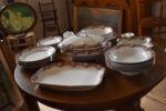 Starožitný prvorepublikový jídelní porcelánový servis Loket s růžičkovým dekorem.