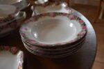 Starožitný prvorepublikový jídelní porcelánový servis Loket s růžičkovým dekorem.
