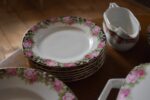 Starožitný prvorepublikový jídelní porcelánový servis Loket s růžičkovým dekorem.