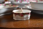 Starožitný prvorepublikový jídelní porcelánový servis Loket s růžičkovým dekorem.