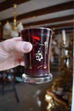 Biedermeierovský pohár s rubínovým pláštěm a zlatou ornamentální malbou