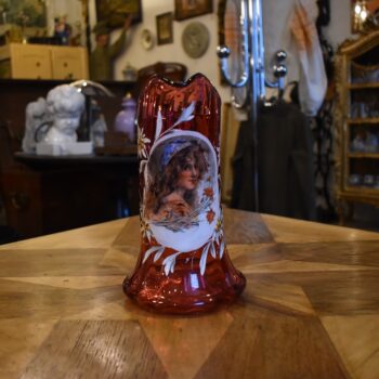 Secesní džbán z foukaného rubínového skla s malovaným medailonem s portrétem dívky.