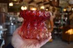 Retro červeno‑čirá skleněná váza s „borkovou“ strukturou povrchu, připisovaná sklárně Ingrid‑Glas ze 70. let