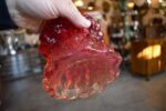 Retro červeno‑čirá skleněná váza s „borkovou“ strukturou povrchu, připisovaná sklárně Ingrid‑Glas ze 70. let