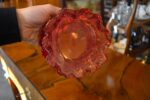 Retro červeno‑čirá skleněná váza s „borkovou“ strukturou povrchu, připisovaná sklárně Ingrid‑Glas ze 70. let