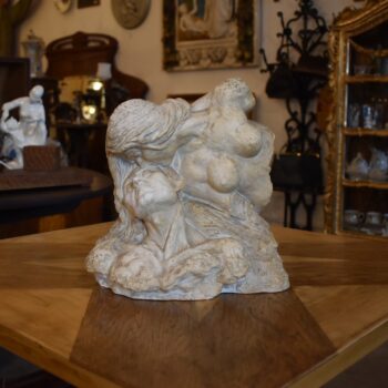 Starožitná sádrová plastika expresivního sousoší milenců v secesním stylu