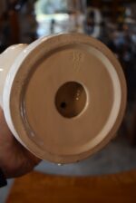 Keramická plastika „Matka s dítětem“ z Jihokery Bechyně v bruselském stylu