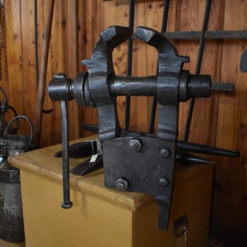 Velký starožitný kovářský svěrák z masivní oceli z 2. poloviny 19. století.