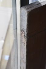 Starožitné venkovské rámové dveře s větrníkovými rozetami a krabicovým zámkem