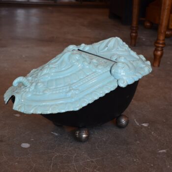 Secesní litinový uhlák Nestor Martin Huy s modrozeleným smaltovaným víkem