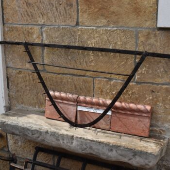 Starožitný ručně kovaný nástěnný věšák z řeznictví z 2. poloviny 19. století.