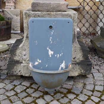 Starožitné litinové bíle smaltované prvorepublikové umyvadlo z roku 1930.