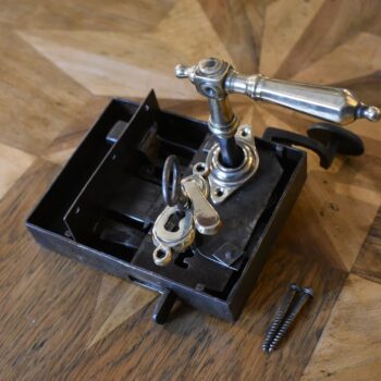 Starožitný krabicový dveřní zámek z období biedermeieru s mosaznou klikou a klíčem