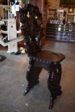 Starožitná renesančně pojatá židle typu sgabello s bohatou řezbou