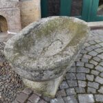 Starožitná zahradní oválná žulová mísa ručně sekaná z masivního kamene