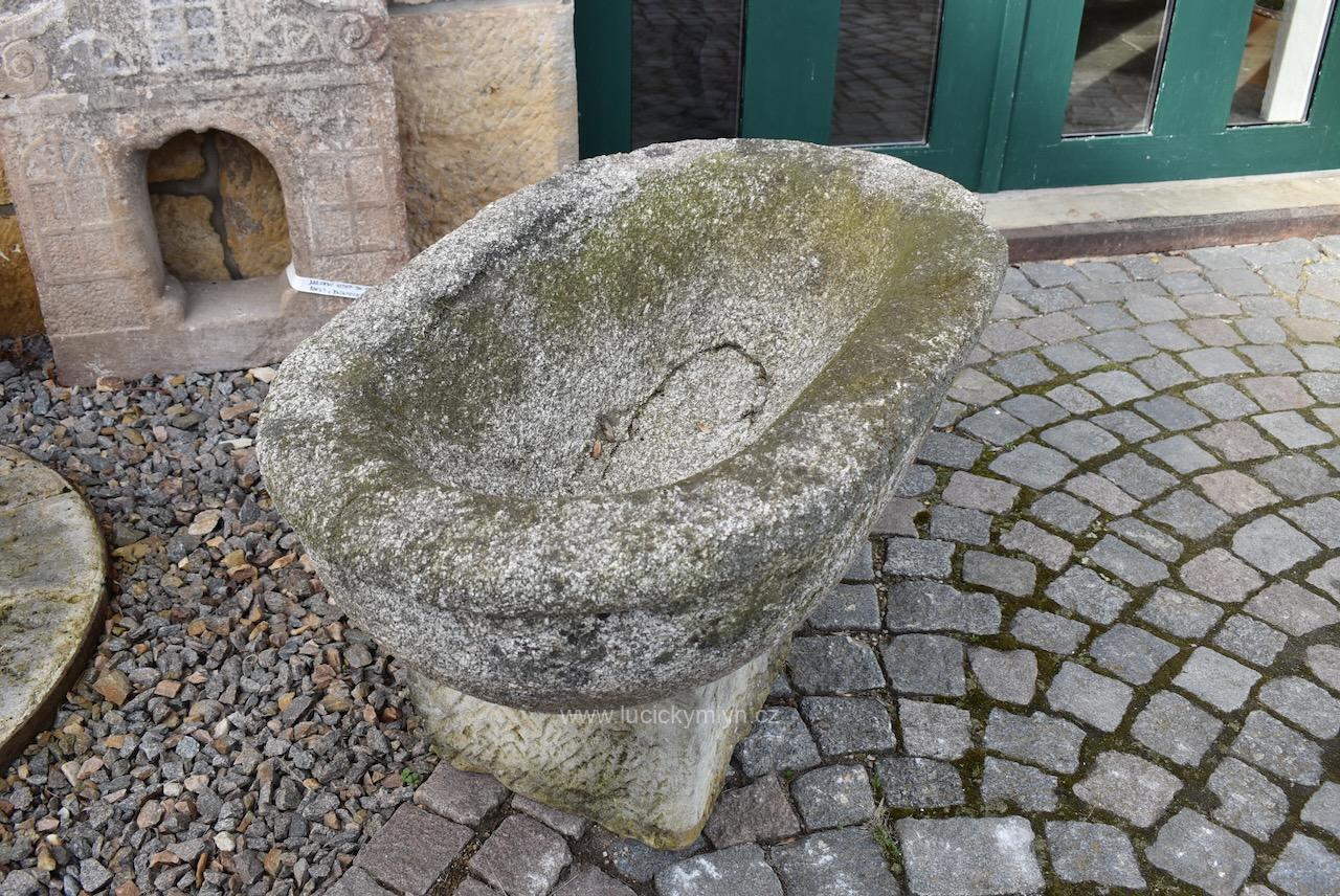 Starožitná zahradní oválná žulová mísa ručně sekaná z masivního kamene