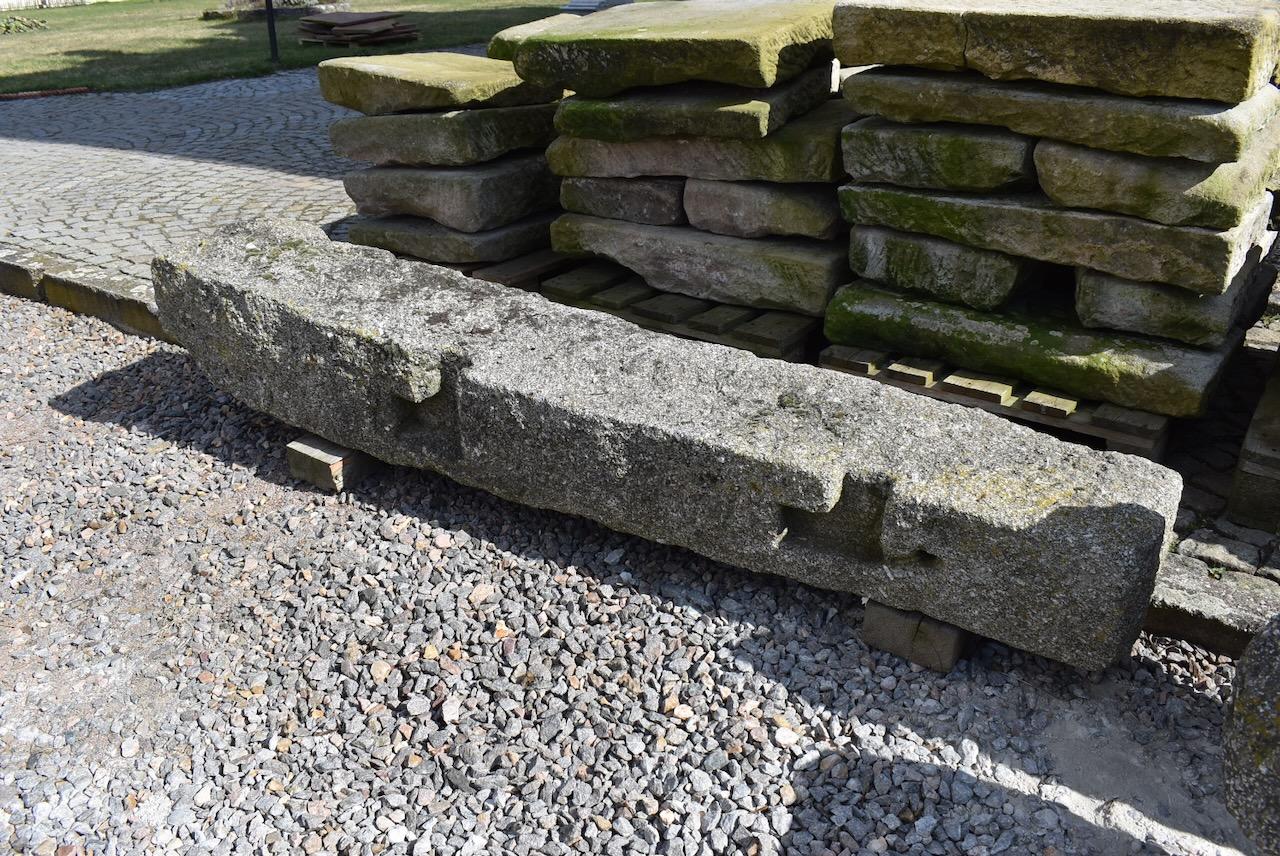 Historický, krásně vyžilý a velký žulový plotový sloupek – selský „obelisk“ se staletou patinou (Kopírovat) Velký historický ručně sekaný žulový plotový sloupek se staletou patinou.