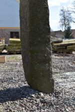 Velký historický ručně sekaný žulový plotový sloupek se staletou patinou.