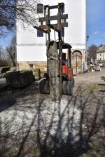 Velký historický ručně sekaný žulový plotový sloupek se staletou patinou.