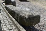 Velký historický ručně sekaný žulový plotový sloupek se staletou patinou.