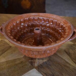 Vzácná hluboká barokní bábovka z červeno-hnědé glazované keramiky z 2. poloviny 18. století.