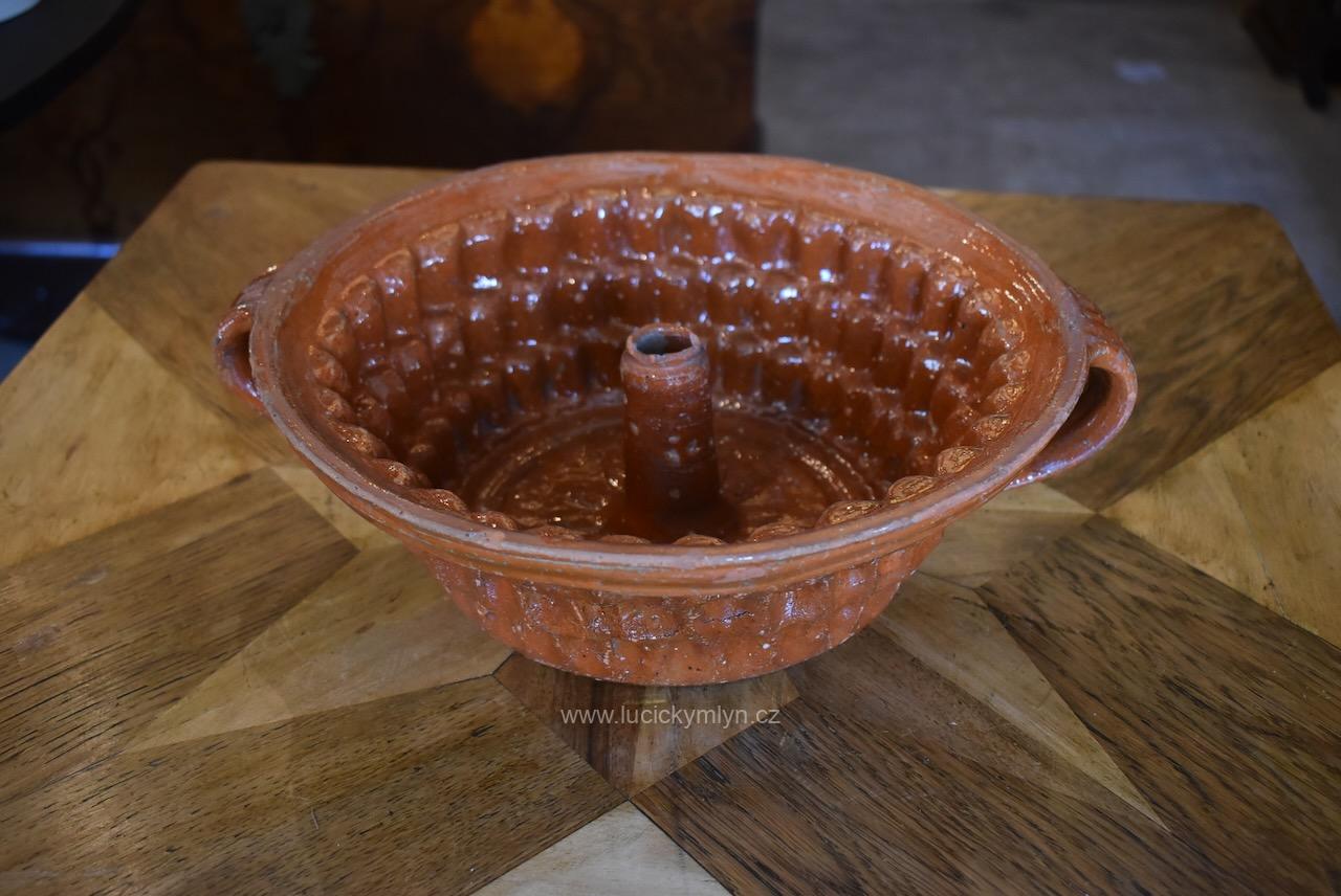 Krásná větší a vzácnější hluboká barokní bábovka ze 2. 1/2 18. století působivě plasticky ztvárněná ze světlé červeno hnědé a leskle glazované keramiky (Kopírovat) Vzácná hluboká barokní bábovka z červeno-hnědé glazované keramiky z 2. poloviny 18. století.