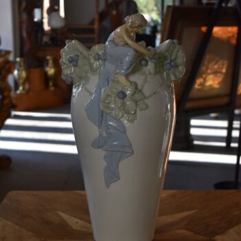Starožitná secesní váza Ostružina VDK Bechyně model 141 s figurálním reliéfem dívky a ostružin.