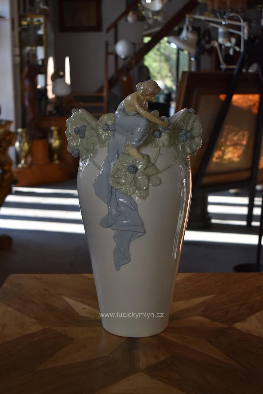 Okouzlující starožitná secesní váza zvaná „Ostružina“ z bíle glazované a ručně kolorované keramiky - model č. 141, návrh připsaný Hugovi Uherovi (kolem 1905) (Kopírovat) Starožitná secesní váza Ostružina VDK Bechyně model 141 s figurálním reliéfem dívky a ostružin.