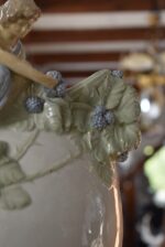 Starožitná secesní váza Ostružina VDK Bechyně model 141 s figurálním reliéfem dívky a ostružin.