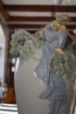 Starožitná secesní váza Ostružina VDK Bechyně model 141 s figurálním reliéfem dívky a ostružin.