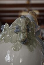 Starožitná secesní váza Ostružina VDK Bechyně model 141 s figurálním reliéfem dívky a ostružin.