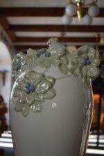 Starožitná secesní váza Ostružina VDK Bechyně model 141 s figurálním reliéfem dívky a ostružin.