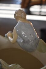 Starožitná secesní váza Ostružina VDK Bechyně model 141 s figurálním reliéfem dívky a ostružin.