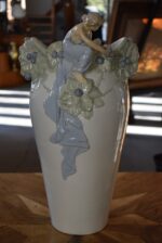 Starožitná secesní váza Ostružina VDK Bechyně model 141 s figurálním reliéfem dívky a ostružin.