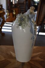 Starožitná secesní váza Ostružina VDK Bechyně model 141 s figurálním reliéfem dívky a ostružin.