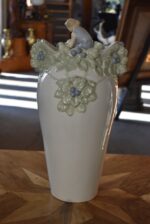 Starožitná secesní váza Ostružina VDK Bechyně model 141 s figurálním reliéfem dívky a ostružin.