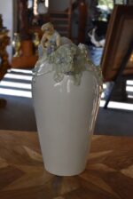 Starožitná secesní váza Ostružina VDK Bechyně model 141 s figurálním reliéfem dívky a ostružin.