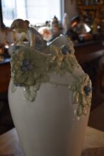 Starožitná secesní váza Ostružina VDK Bechyně model 141 s figurálním reliéfem dívky a ostružin.