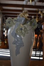 Starožitná secesní váza Ostružina VDK Bechyně model 141 s figurálním reliéfem dívky a ostružin.