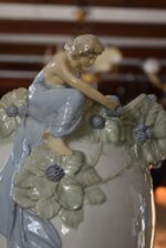 Starožitná secesní váza Ostružina VDK Bechyně model 141 s figurálním reliéfem dívky a ostružin.