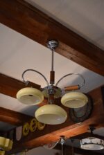 Starožitný tří-ramenný lustr ART-DECO s chromem, tmavým dřevem a miskovými stínidly