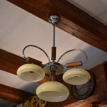 Starožitný tří-ramenný lustr ART-DECO s chromem, tmavým dřevem a miskovými stínidly