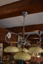 Starožitný tří-ramenný lustr ART-DECO s chromem, tmavým dřevem a miskovými stínidly