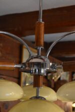 Starožitný tří-ramenný lustr ART-DECO s chromem, tmavým dřevem a miskovými stínidly