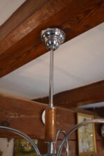 Starožitný tří-ramenný lustr ART-DECO s chromem, tmavým dřevem a miskovými stínidly