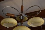 Starožitný tří-ramenný lustr ART-DECO s chromem, tmavým dřevem a miskovými stínidly