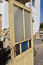 Starožitné rámové dveře se secesními kazetami a barevnými prosklenými poli z počátku 20. století.