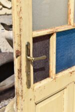 Starožitné rámové dveře se secesními kazetami a barevnými prosklenými poli z počátku 20. století.