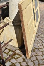 Starožitné rámové dveře se secesními kazetami a barevnými prosklenými poli z počátku 20. století.